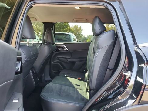 Used 2023 Mitsubishi Outlander SE image 13