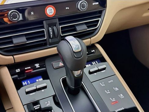 Certified 2026 Porsche Macan AWD/4WD image 17