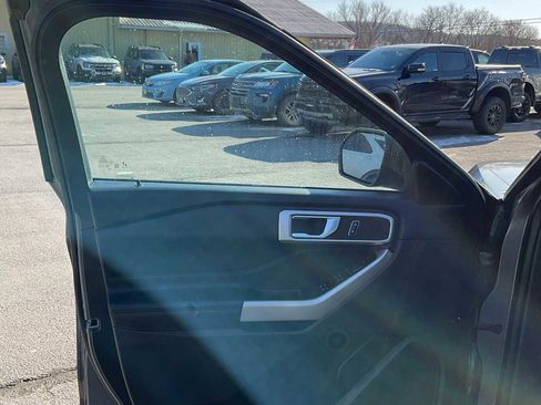 Used 2022 Ford Explorer XLT image 14