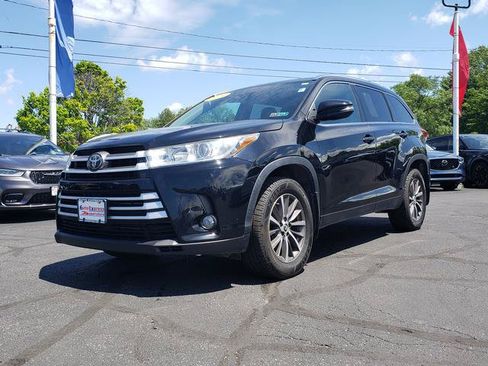 Used 2019 Toyota Highlander XLE AWD/4WD image 3