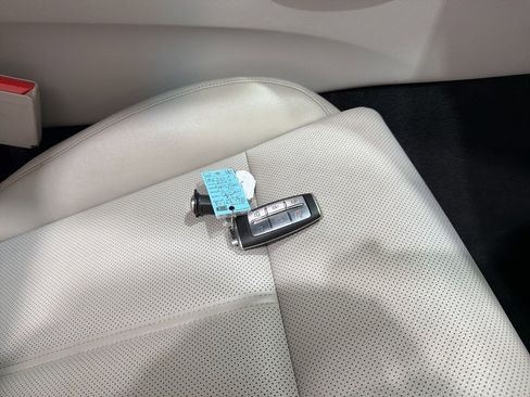 Used 2023 Genesis G70 2.0T image 26