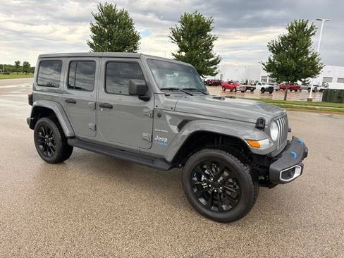 Used 2022 Jeep Wrangler Unlimited Sahara AWD/4WD image 4