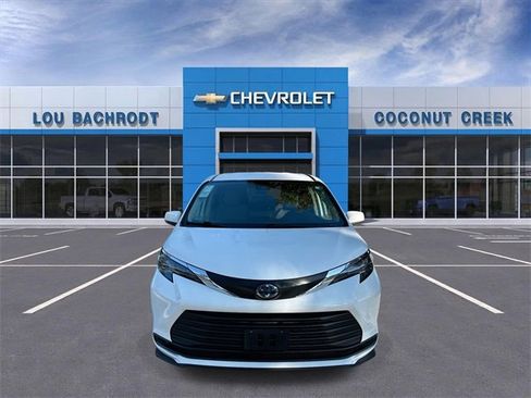 Used 2024 Toyota Sienna LE image 3