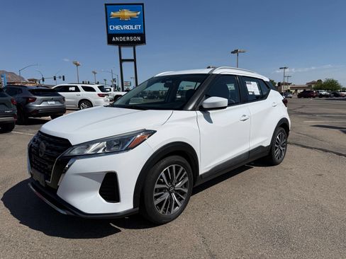 Used 2021 Nissan Kicks SV FWD image 1