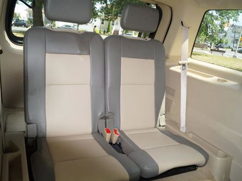 Used 2006 Ford Explorer Eddie Bauer image 32