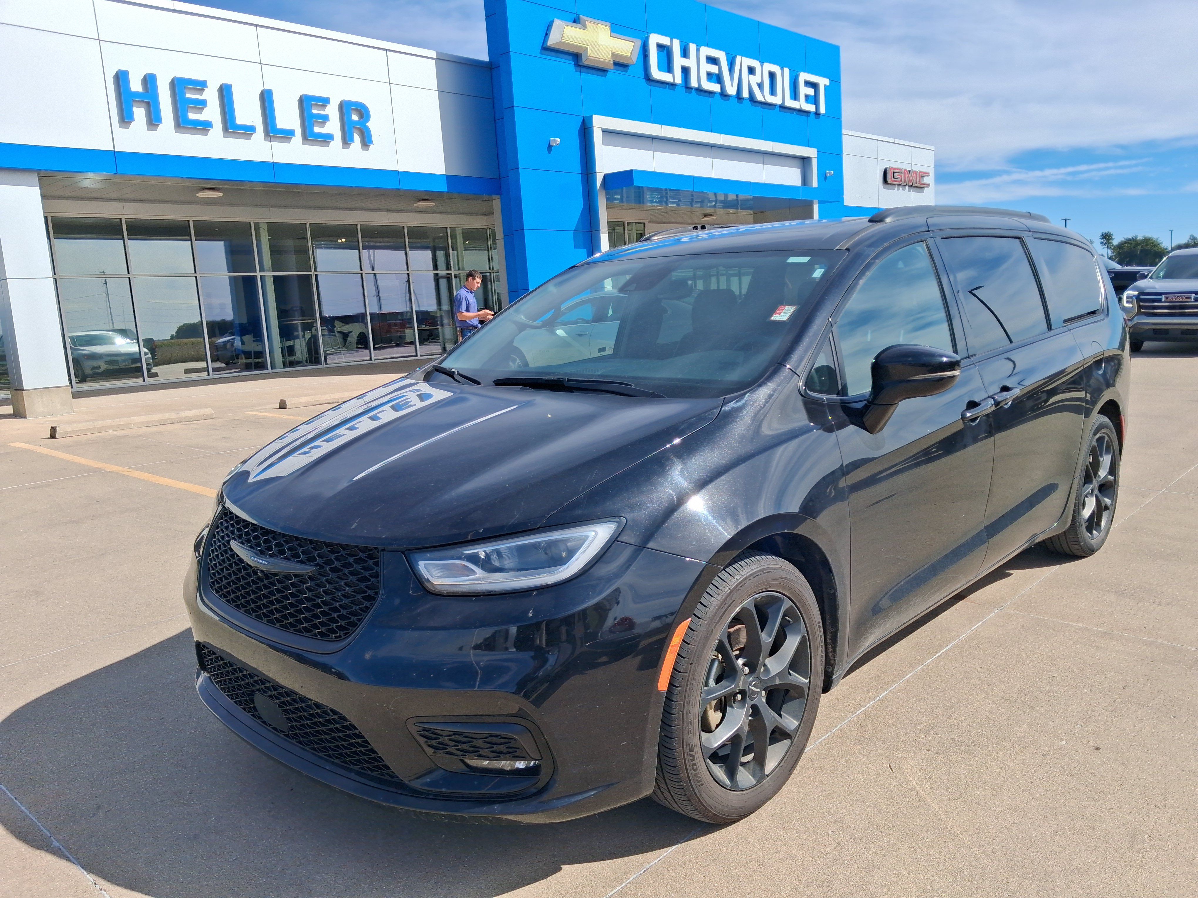 Used 2025 Chrysler Pacifica Limited FWD image 3
