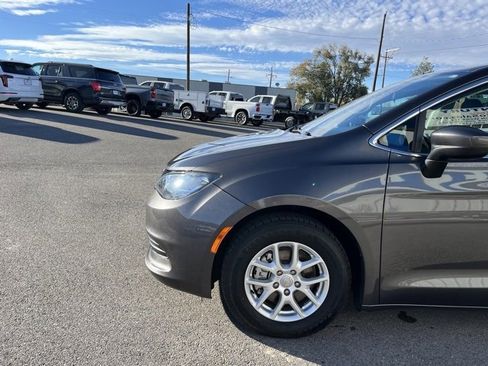 Used 2019 Chrysler Pacifica Touring image 5