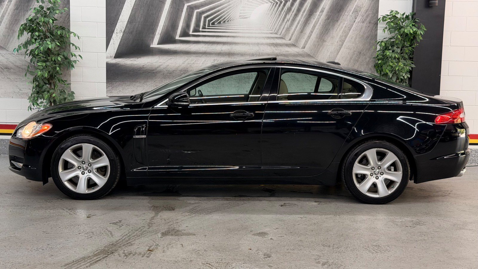 Used 2011 Jaguar XF RWD image 5