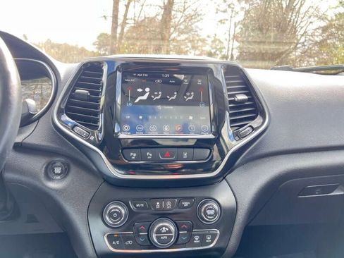 Used 2019 Jeep Cherokee Limited w/ Luxury Group FWD image 16