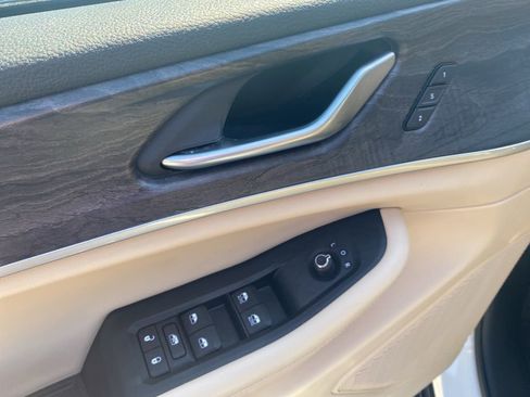 Used 2023 Jeep Grand Cherokee Limited w/ Black Appearance Package image 22