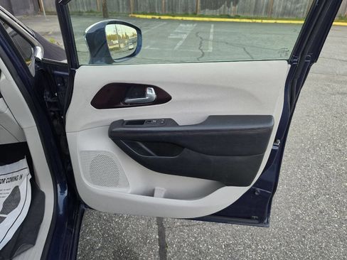 Used 2017 Chrysler Pacifica Limited w/ UConnect Theater Package image 55