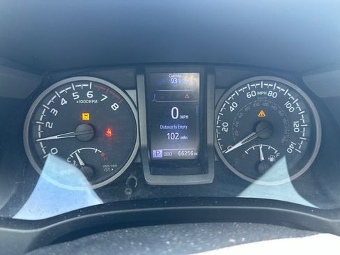 Used 2020 Toyota Tacoma TRD Off-Road w/ Technology Package AWD/4WD image 17