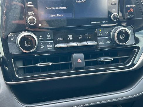 Used 2021 Toyota Highlander XLE FWD image 33