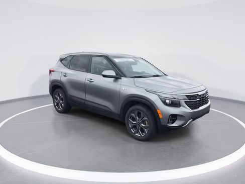 Used 2024 Kia Seltos LX AWD/4WD image 2