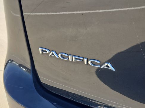 Used 2018 Chrysler Pacifica Touring-L image 12