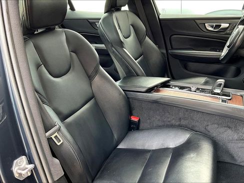 Used 2022 Volvo S60 B5 Momentum w/ Premium Package image 10