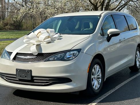 Used 2017 Chrysler Pacifica Touring w/ Tire & Wheel Group image 1