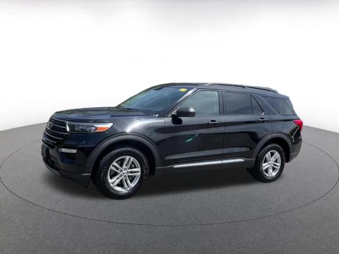 Used 2023 Ford Explorer XLT w/ Equipment Group 202A AWD/4WD image 7