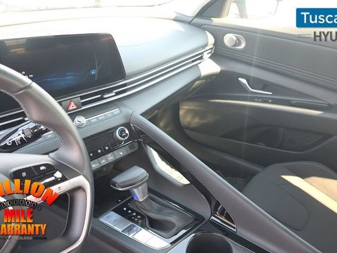 Used 2025 Hyundai Elantra SEL FWD image 22