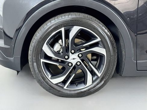 Used 2023 Chevrolet Bolt LT w/ Infotainment Package FWD image 9