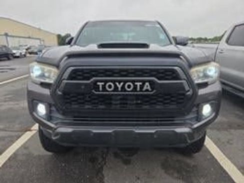 Used 2017 Toyota Tacoma TRD Sport w/ Tow Package (A/T) AWD/4WD image 9