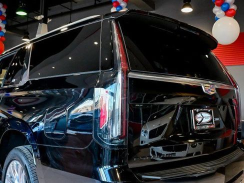 Used 2023 Cadillac Escalade ESV Premium Luxury image 12