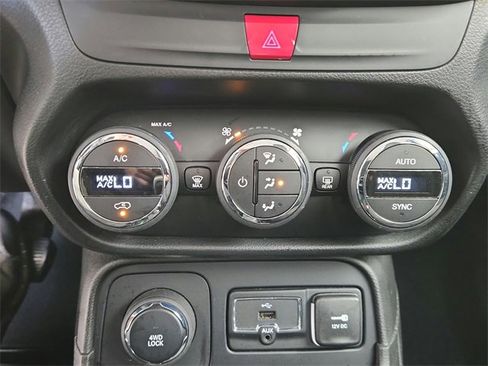 Used 2016 Jeep Renegade Latitude image 8