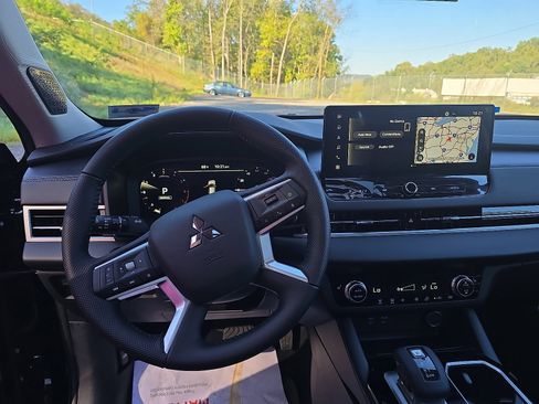 New 2025 Mitsubishi Outlander SE image 15