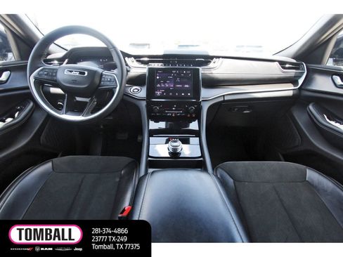 Used 2025 Jeep Grand Cherokee Altitude RWD image 10