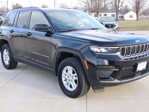 Used 2025 Jeep Grand Cherokee Laredo image 3