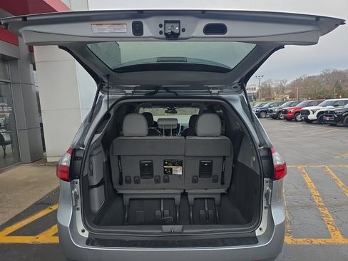 Used 2020 Toyota Sienna XLE image 6