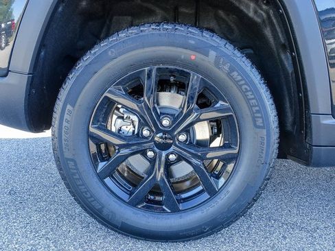 New 2025 Jeep Grand Cherokee Altitude image 5