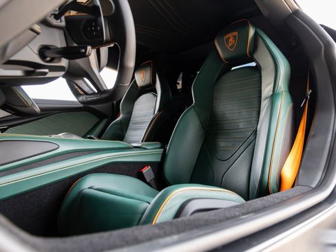 Used 2024 Lamborghini Revuelto image 30