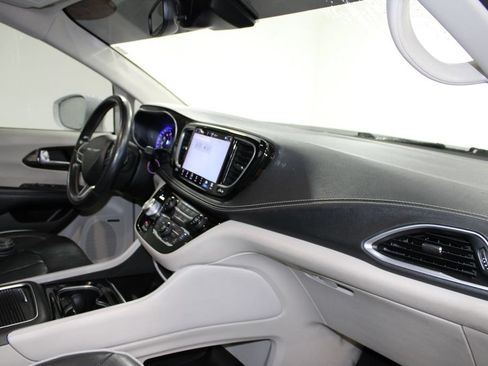 Used 2022 Chrysler Pacifica Limited FWD image 31