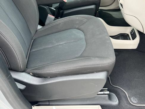 Used 2023 Chrysler Voyager LX FWD image 15