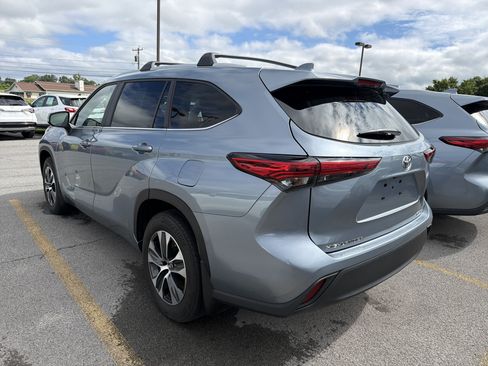 Used 2023 Toyota Highlander XLE AWD/4WD image 5
