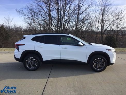 Used 2025 Chevrolet Trax LT image 2