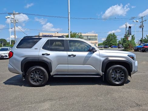 Used 2025 Toyota 4Runner SR5 AWD/4WD image 8
