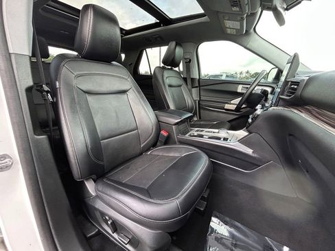 Used 2024 Ford Explorer Limited w/ Limited Technology Package RWD image 27
