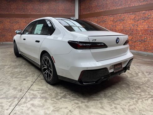 Used 2025 BMW i7 xDrive60 image 3