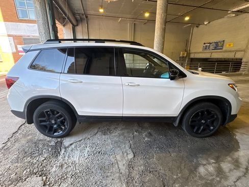 Used 2024 Honda Passport Black Edition image 2