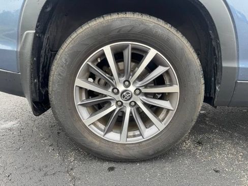 Used 2019 Toyota Highlander XLE AWD/4WD image 9
