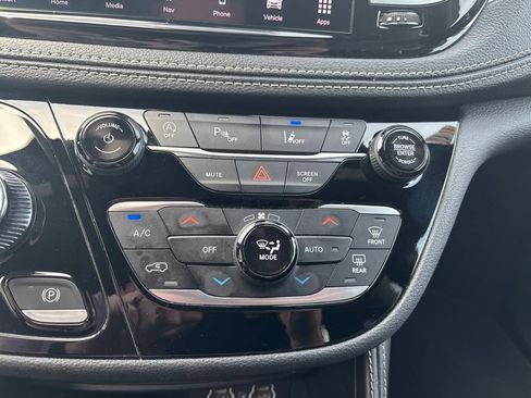 Used 2025 Chrysler Pacifica Limited FWD image 43