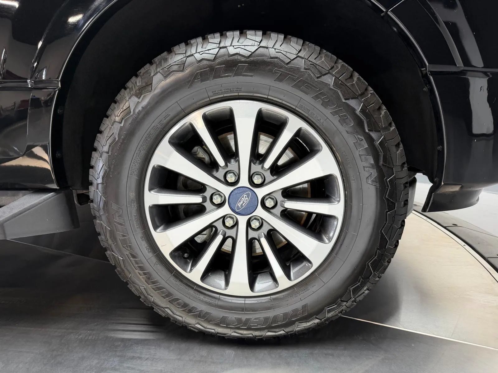 Used 2017 Ford Expedition XLT w/ Equipment Group 202A RWD image 2