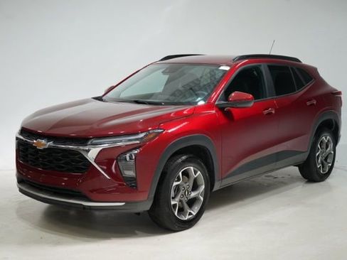 Used 2025 Chevrolet Trax LT FWD image 3
