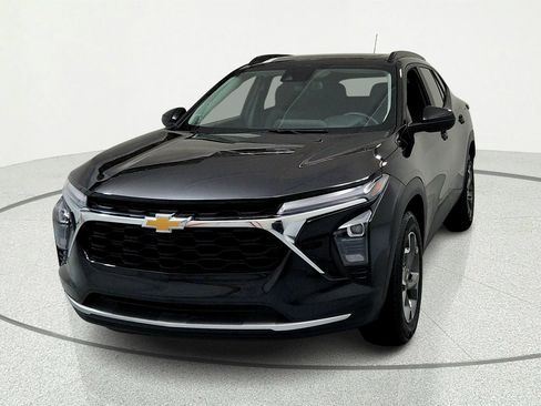 Used 2024 Chevrolet Trax LT w/ Sunroof Package FWD image 8