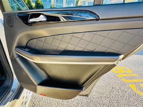 Used 2014 Mercedes-Benz GL 550 4MATIC image 28