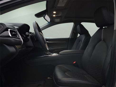 Used 2018 Toyota Camry XSE image 9