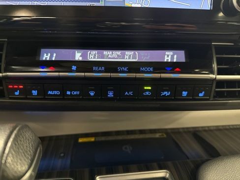 Used 2024 Toyota Sienna Limited image 22