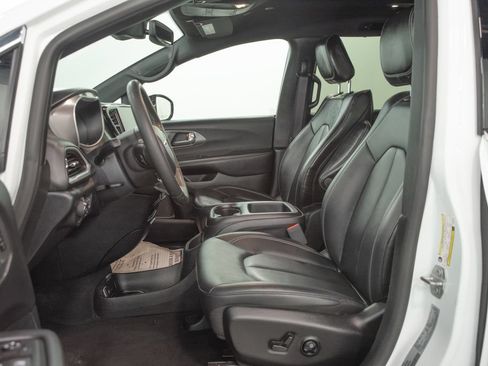 Used 2025 Chrysler Pacifica Select FWD image 7
